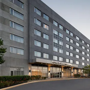 By Marriott Montreal Airport Hotel Dorval